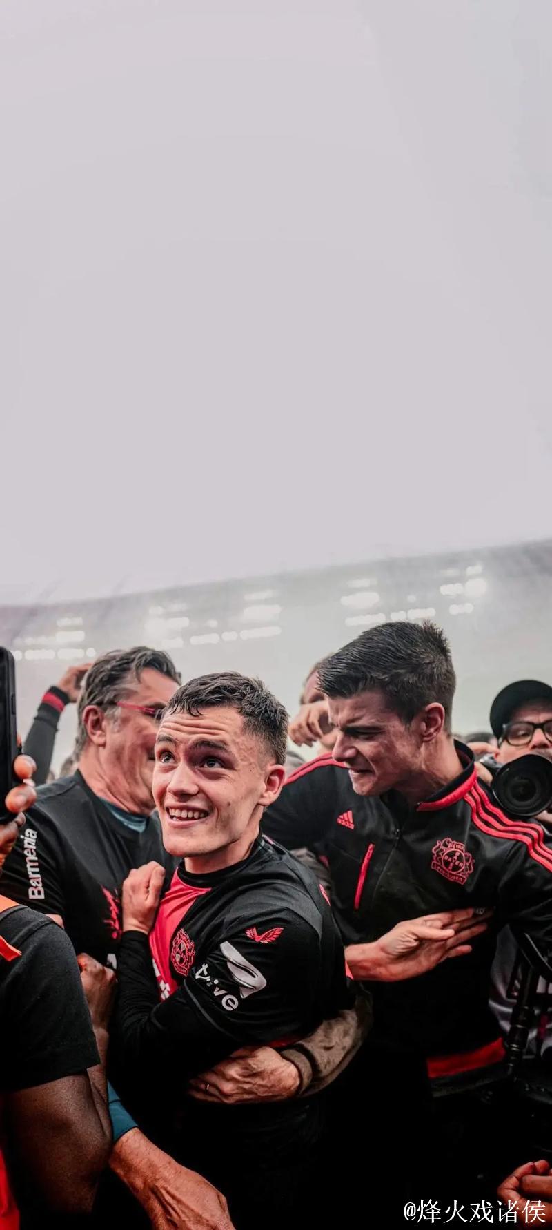 勒沃库森CEO:阿隆索与维尔茨若愿归队,我们将热情欢迎 勒沃库森CEO:阿隆索与维尔茨若愿归队,我们将热情欢迎